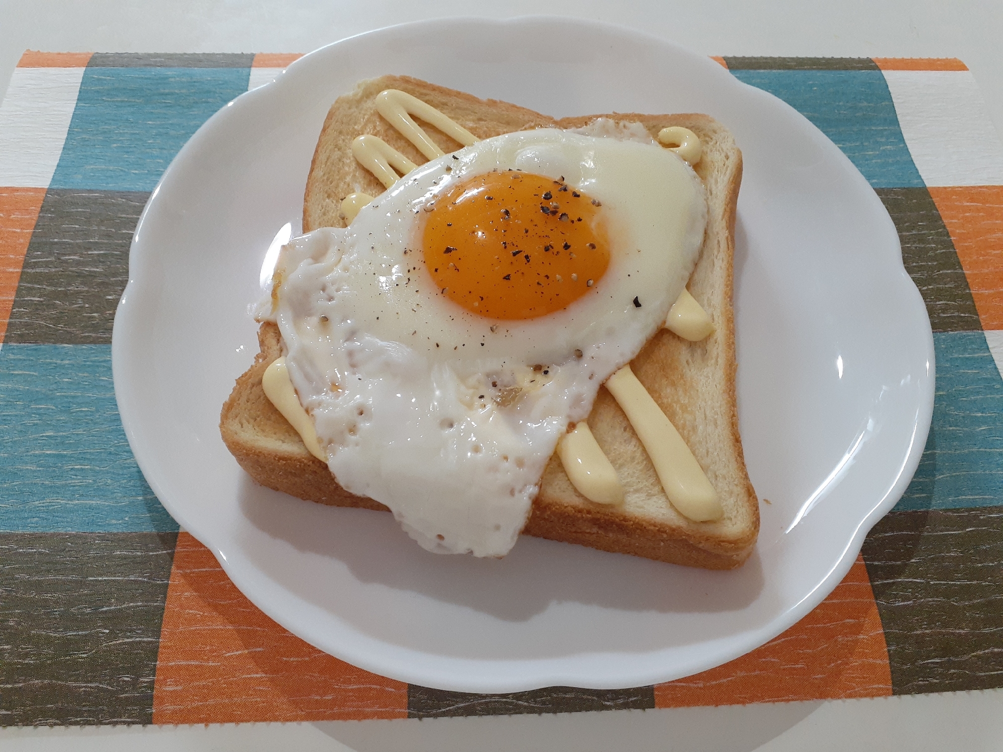 シンプルおいしい！トロトロ目玉焼き食パン