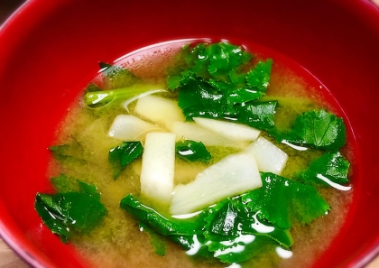大根と油揚げの味噌汁（昆布だし）