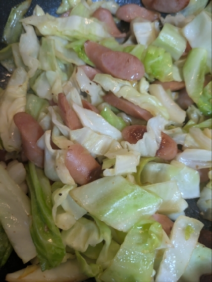 簡単節約！ウインナーとキャベツのガリバタ炒め