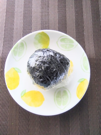 梅干しとゴマのおにぎり