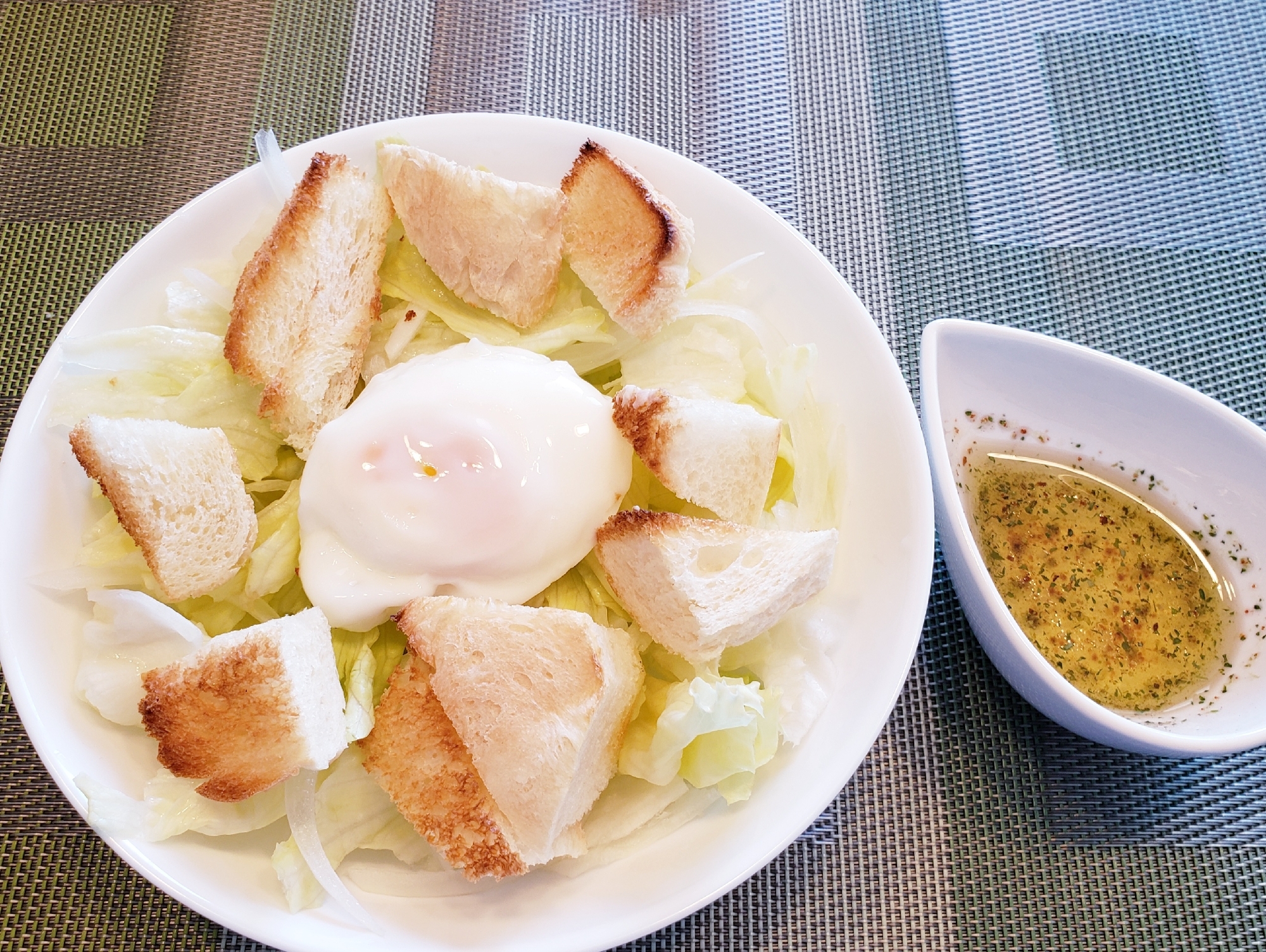 ひと皿で大満足！パンと温泉卵の簡単サラダ