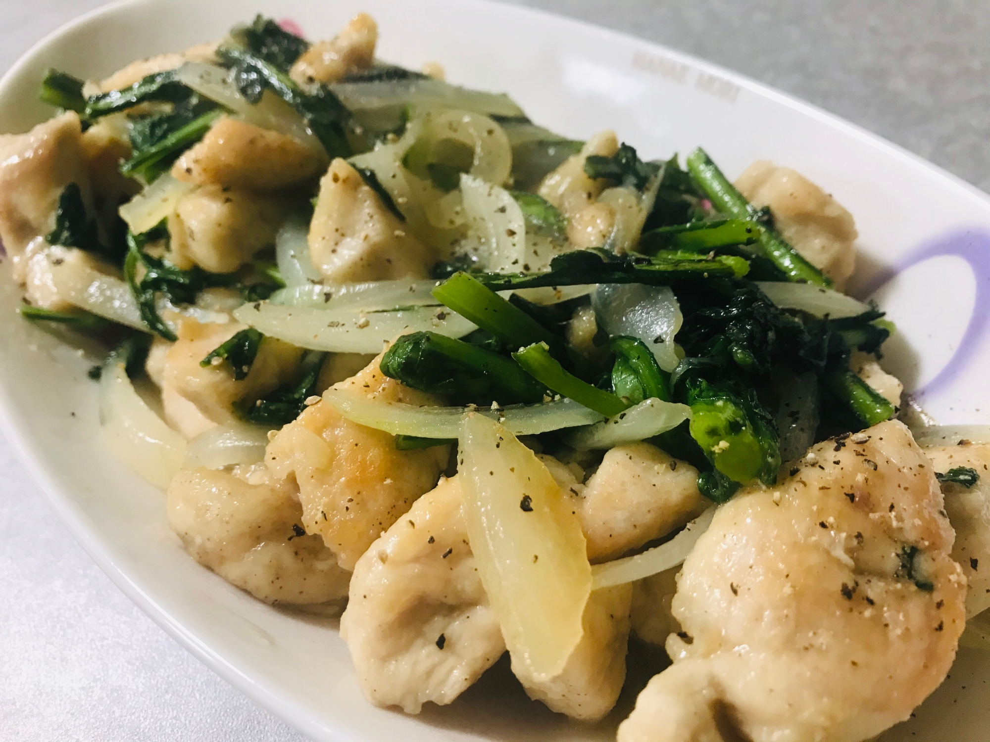 簡単!鶏胸肉と春菊のナンプラー炒め♫