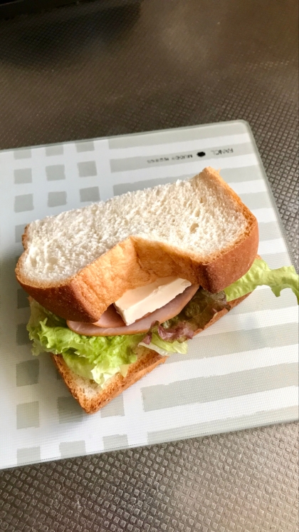 丸パンのザワークラウト＆クリームチーズサンドイッチ