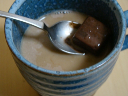 チョコシロないから生チョコでしかもホットで謝。牛乳の膜がアチチを物語ってるね。チョコまだ入れてないのに熱でチョコが溶けるぅ…するり…焦…の図ですｗ旨ごち❤
