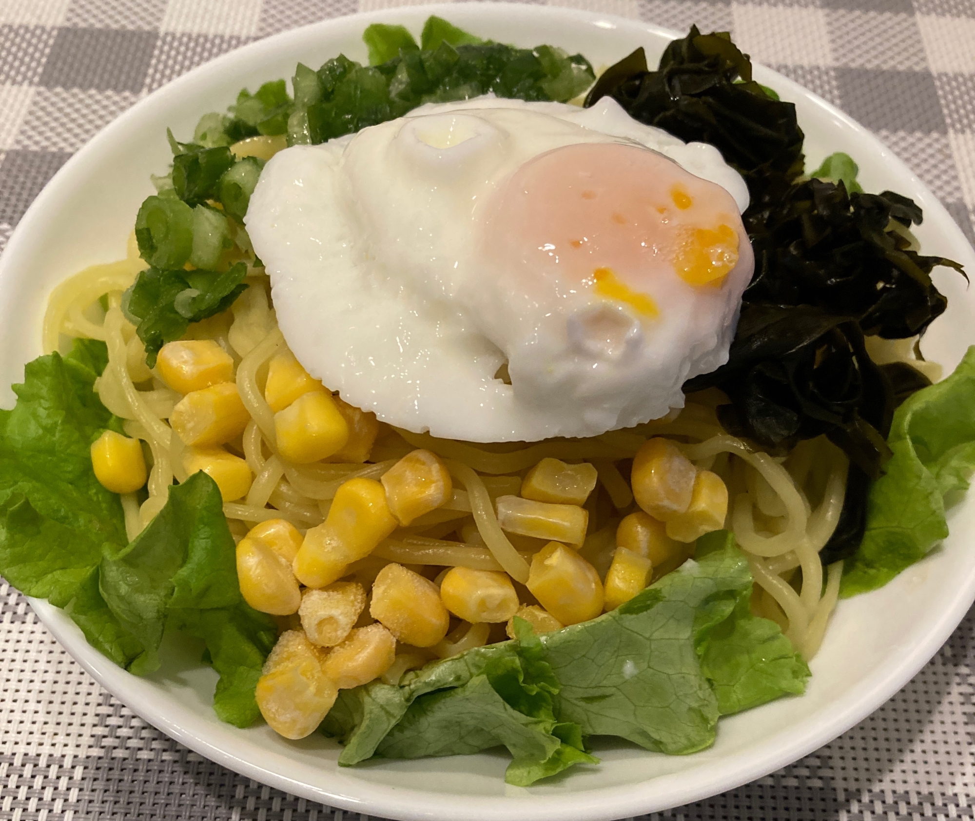 卵とコーンのざるラーメン