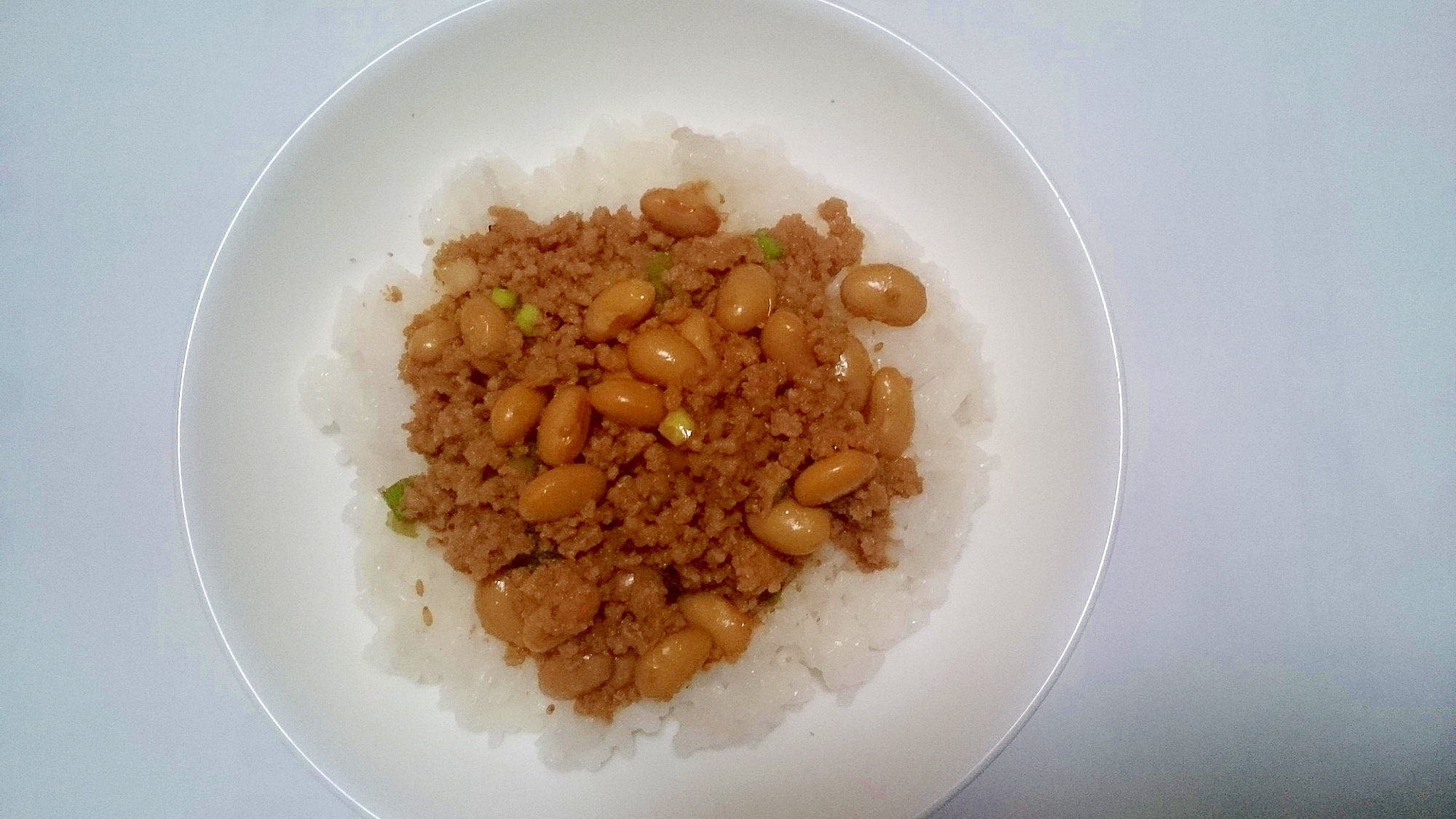 大豆とひき肉の丼