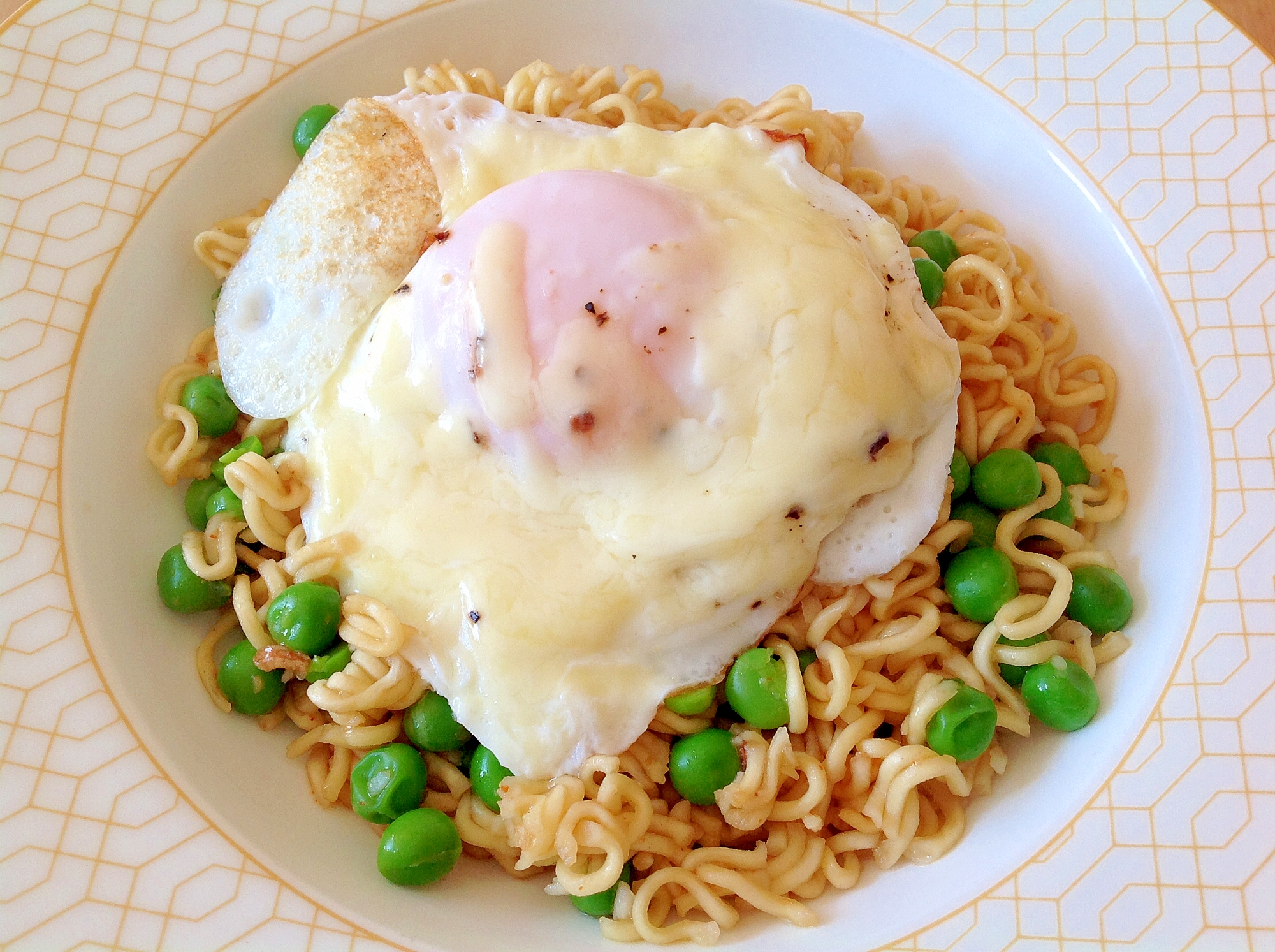 チーズ目玉焼きのせインスタント焼きそば