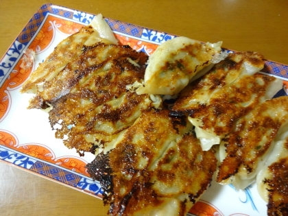 羽根つきを初めて作ってみました。
少し焼き過ぎてしまいましたが、具材にしっかりと味が付いているので、タレなしでも十分！！とっても美味しくいただきました♪