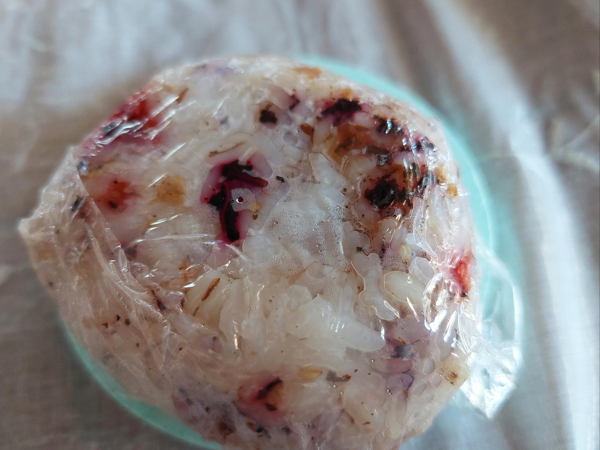 かつお節と梅肉とゴマのおにぎり