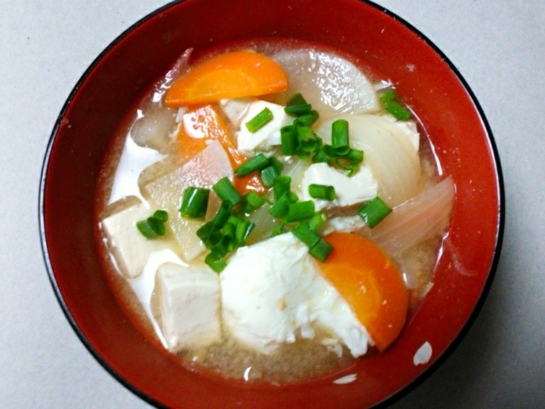大根と人参と落とし卵と豆腐の味噌汁