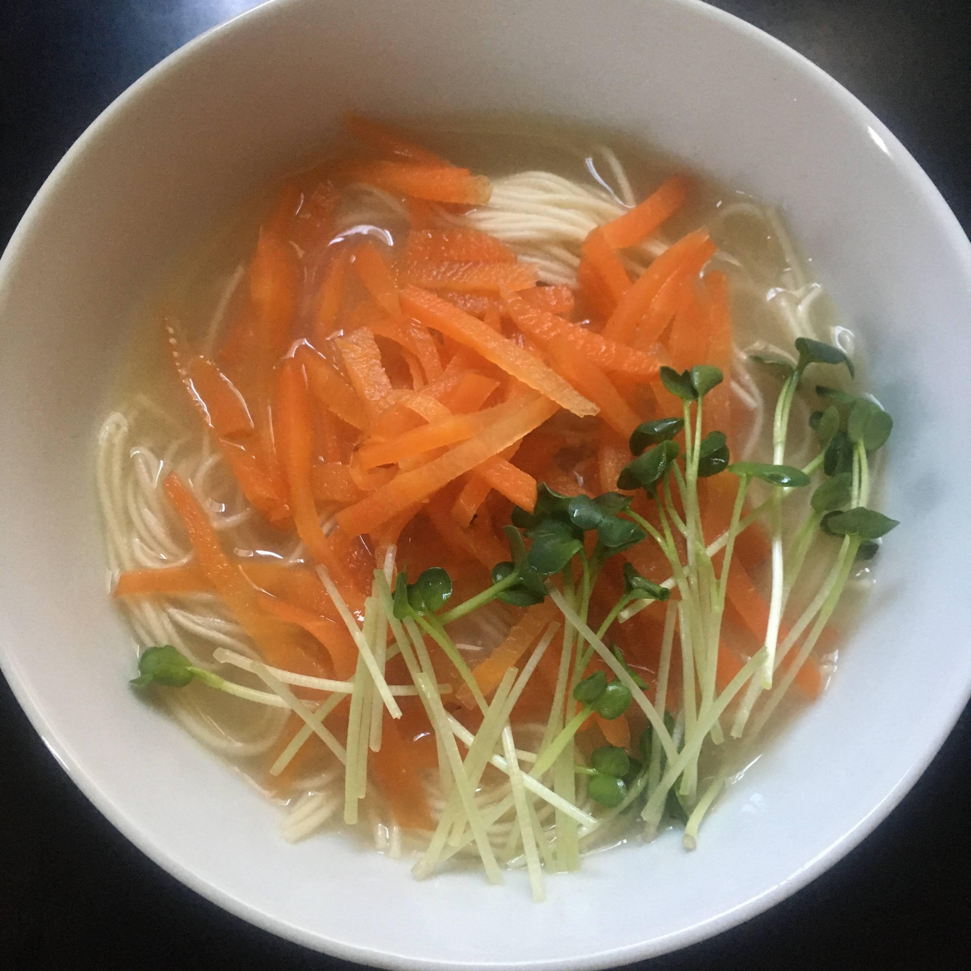 にんじん、かいわれ大根の味噌にゅう麺