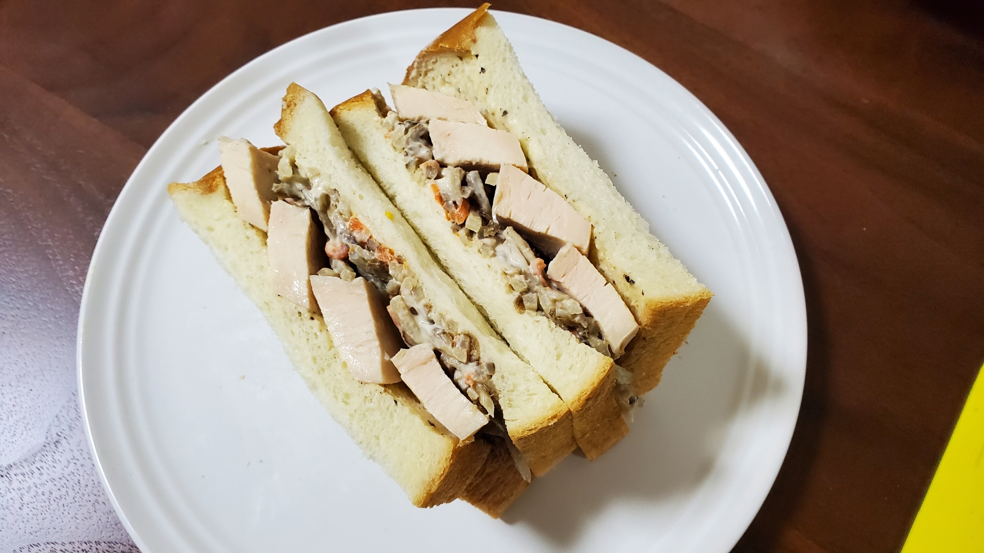 コンビニ惣菜&サラダチキンサンドイッチ