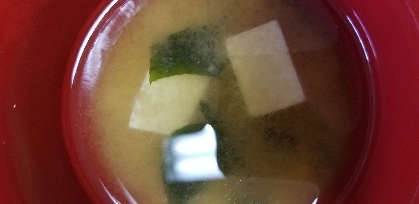 豆腐・しめじ・わかめの味噌汁