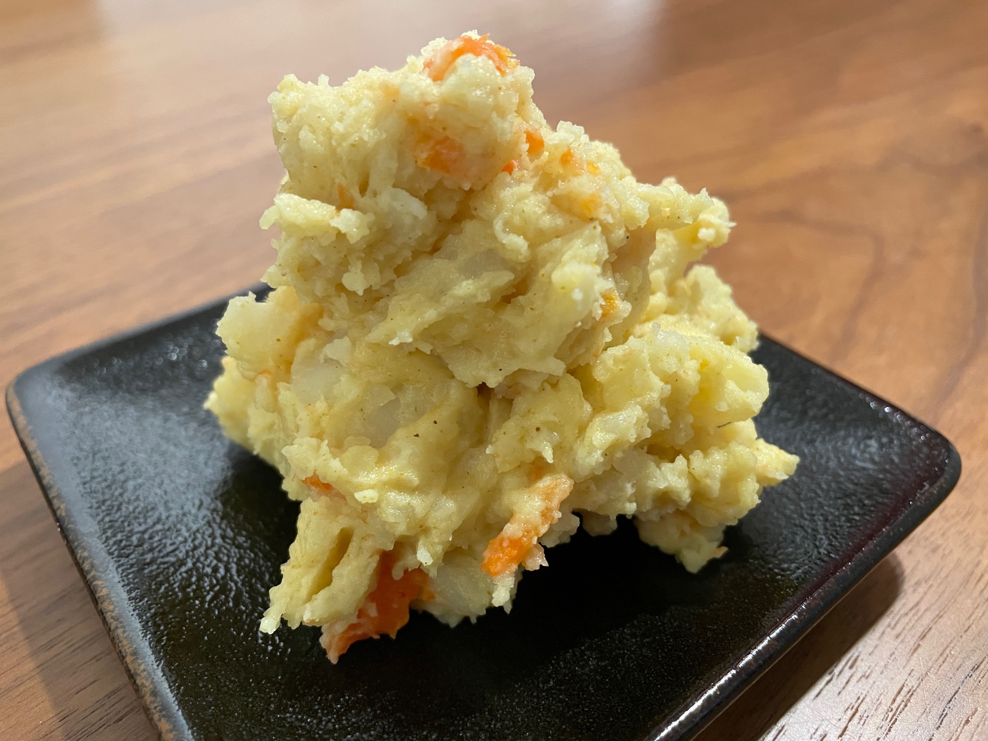 しっとり食感♡食欲そそるカレー風味のポテトサラダ