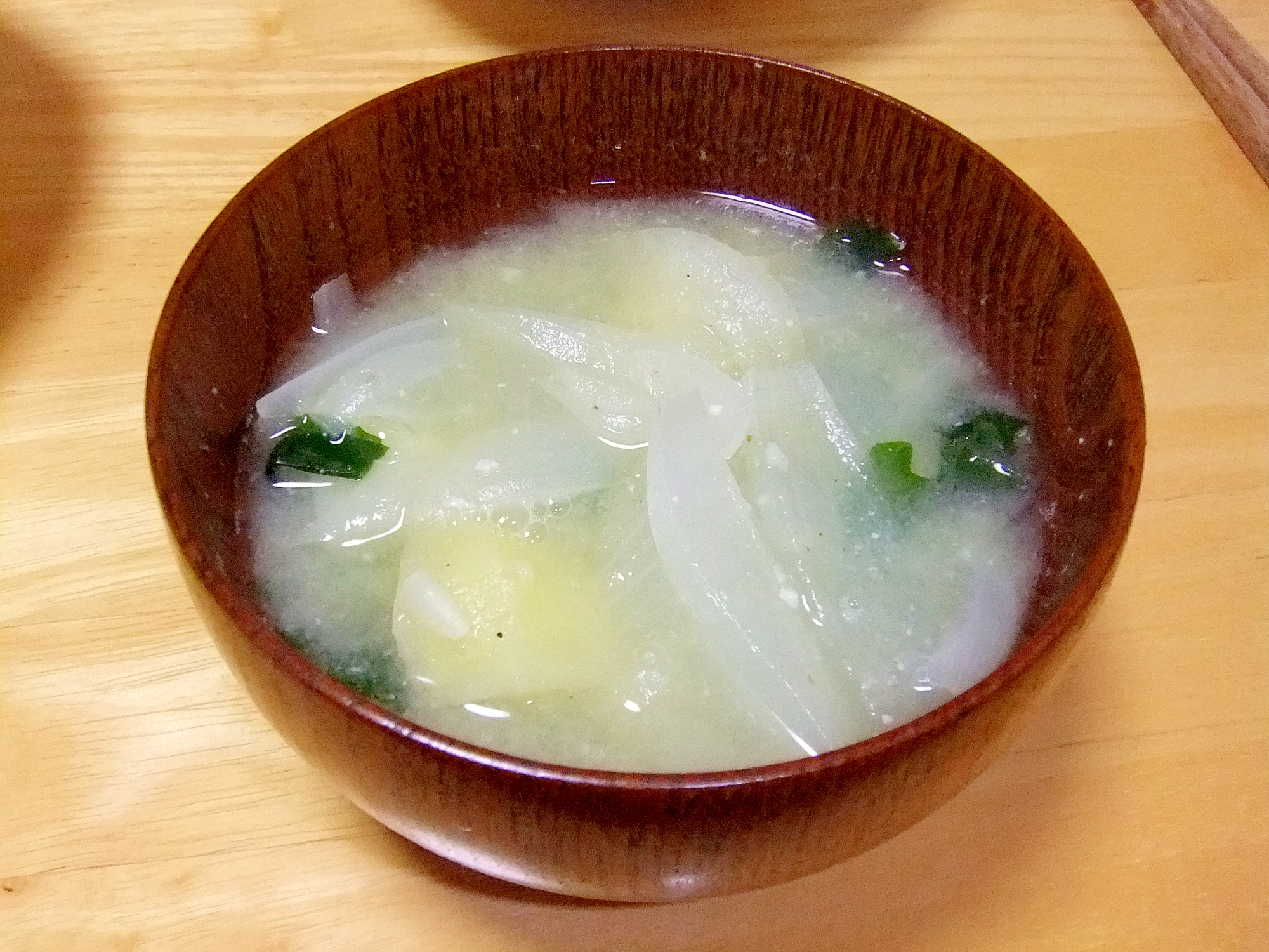 ワカメ・ジャガイモ・玉葱の味噌汁