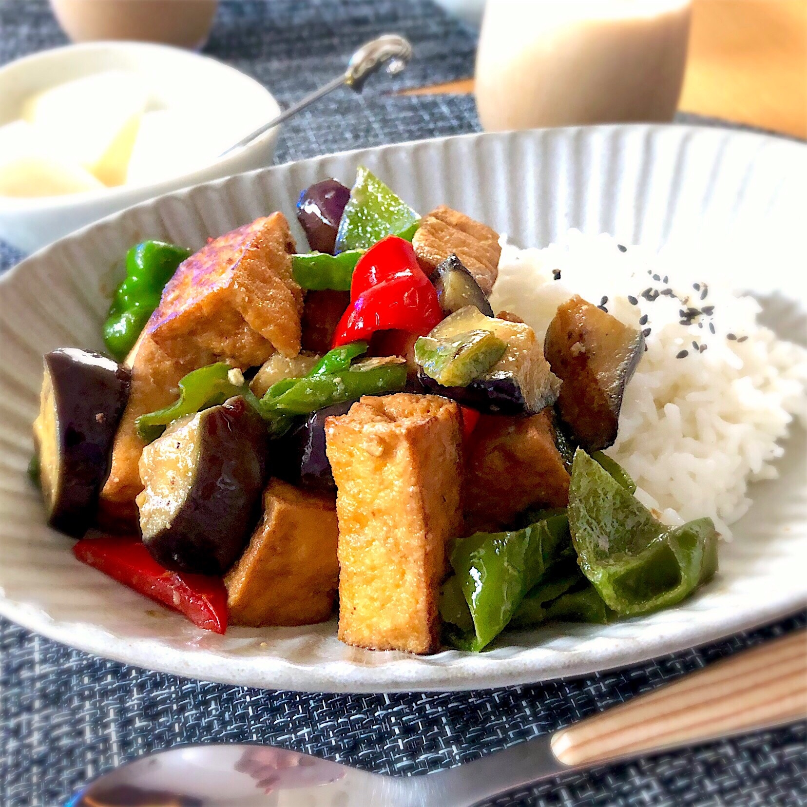 なすとピーマンと厚揚げの味噌炒め丼