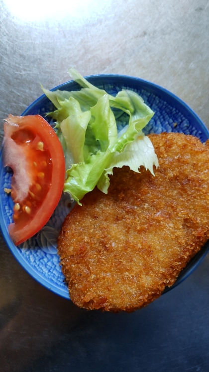 お好きな揚げ物のお惣菜とお好きなサラダを添えて