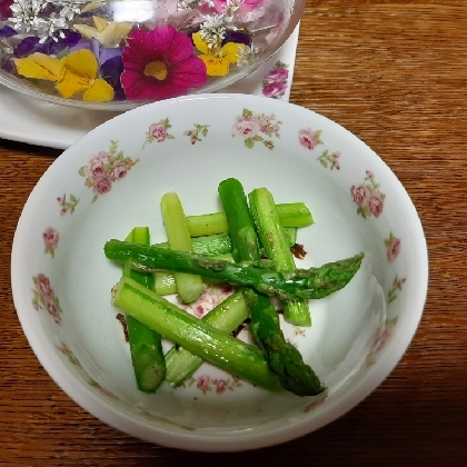 家庭菜園で育てたアスパラで作りました❤️塩昆布の旨味でとっても美味しかったです❤️ご馳走様でした( ≧∀≦)ノ