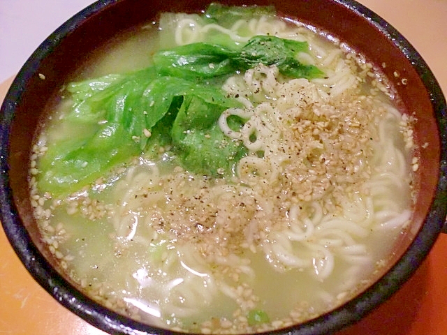 えのきで量増し♪レタス入り塩ラーメン