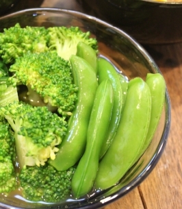 お浸しと茹で豆　緑が綺麗な野菜盛り合わせです♪