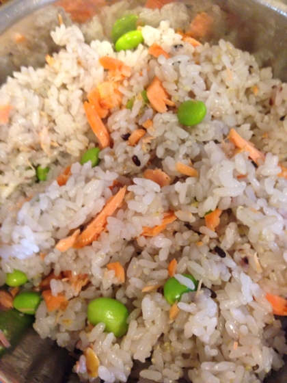 十六穀米に混ぜ込みましたヽ( ´3｀)ﾉ
綺麗な色で食欲をそそります！
