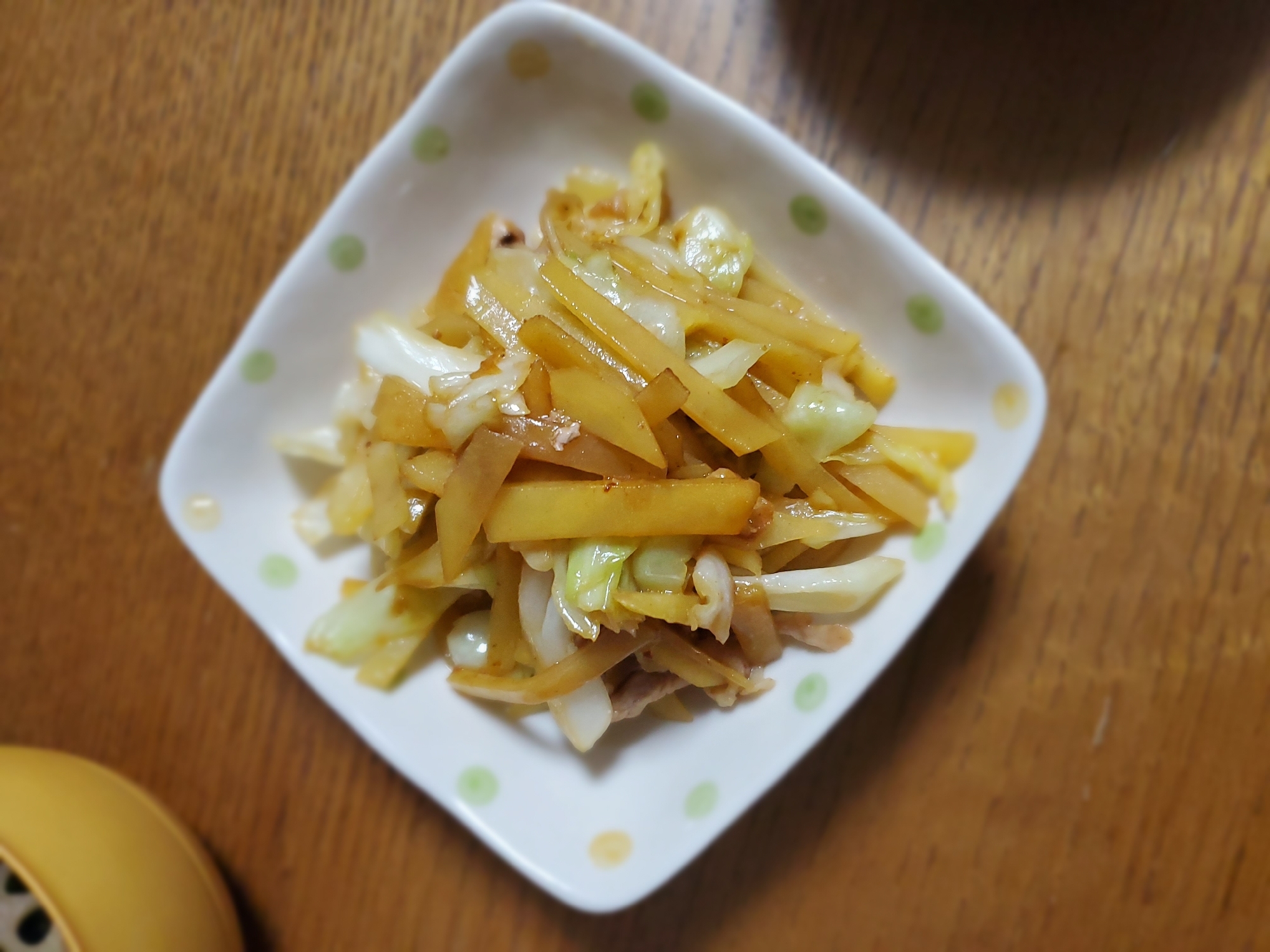 キャベツとじゃがいもと豚肉の焼肉のたれ炒め