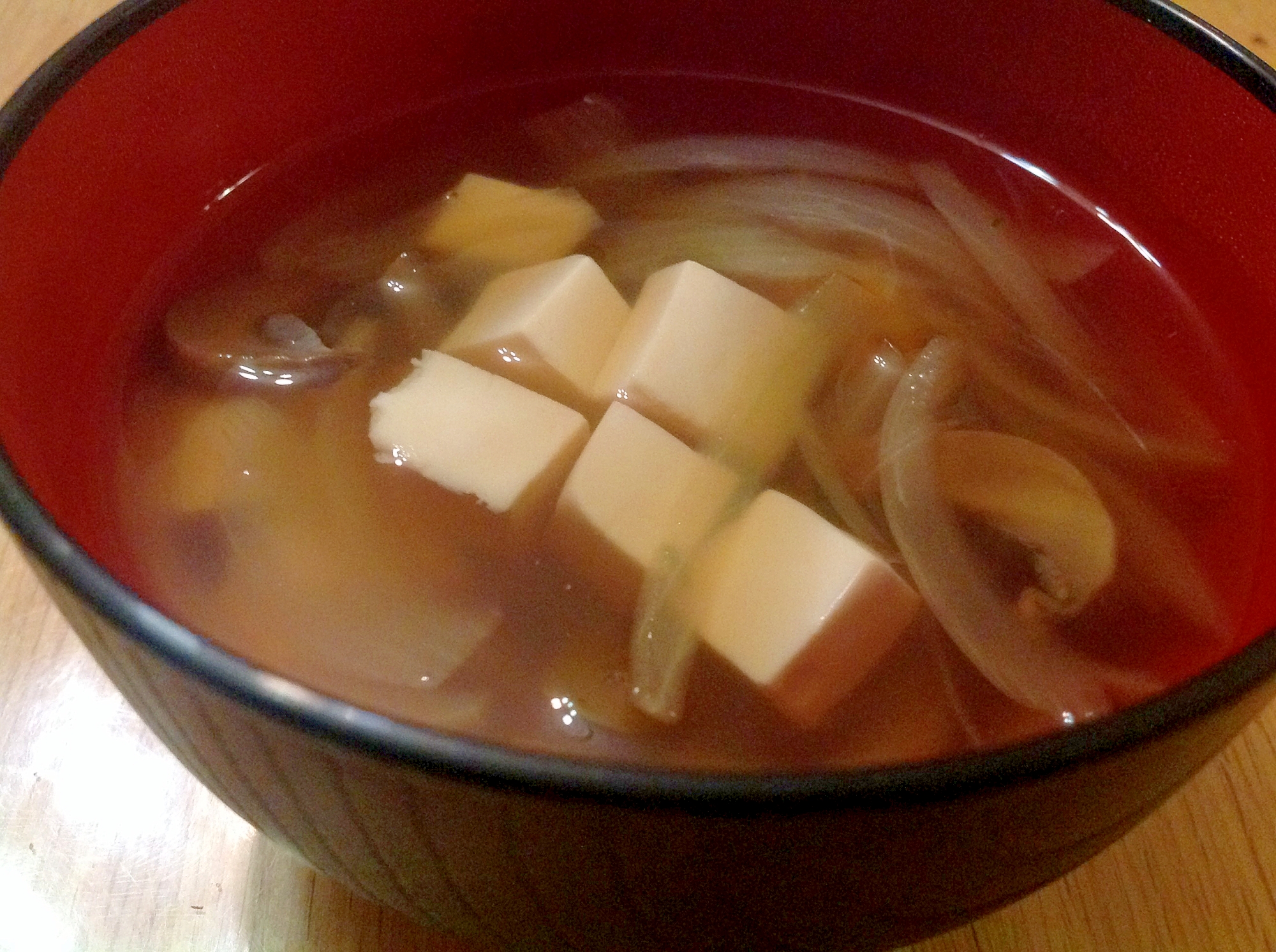 豆腐と玉ねぎとマッシュルームのコンソメスープ