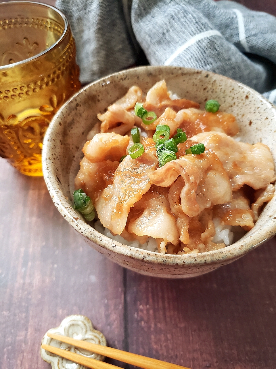 かきこみたくなる美味しさ！オニオンおろしの豚バラ丼