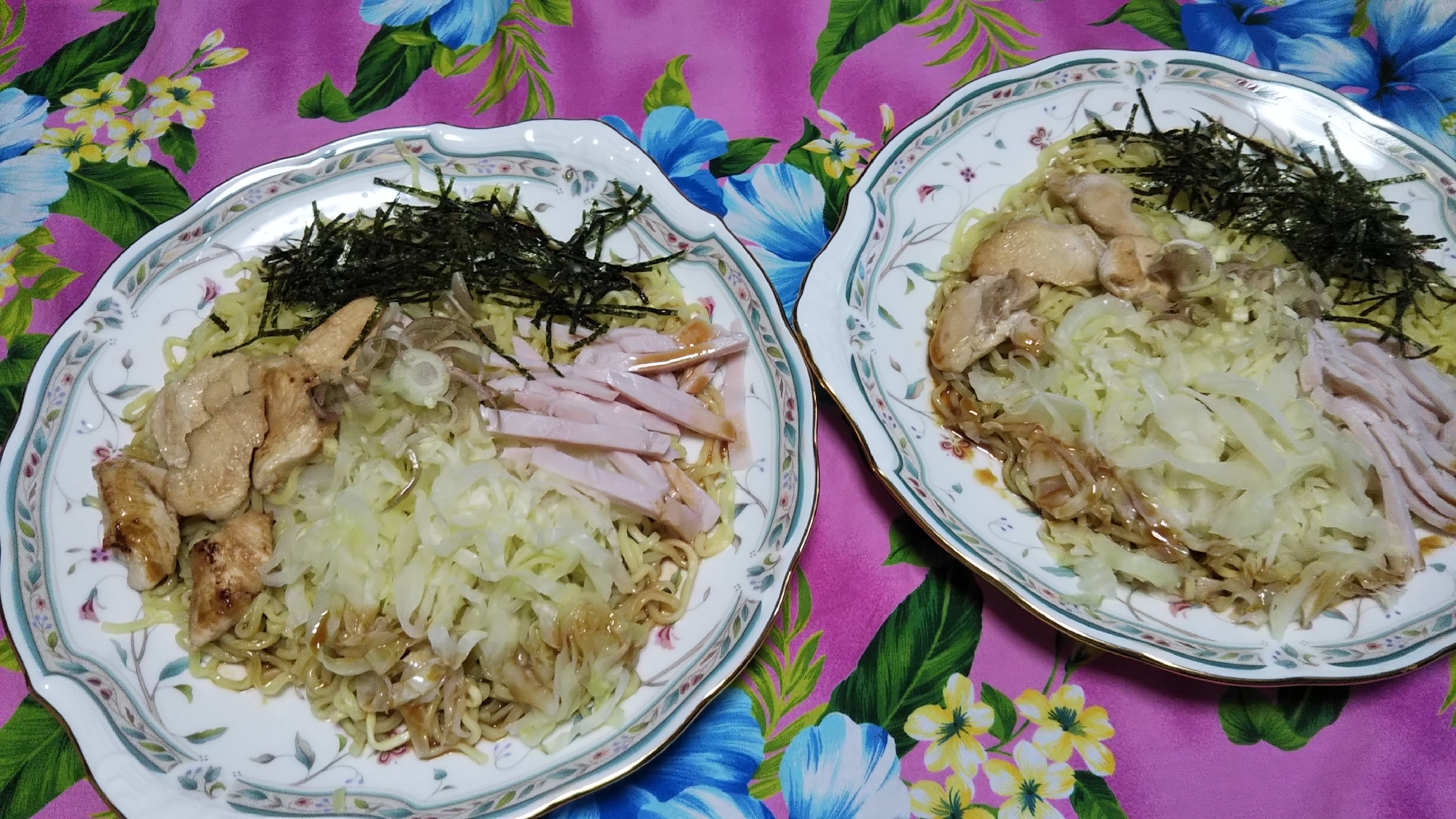 鶏肉とキャベツとロースハムと刻み海苔のせ冷やし中華