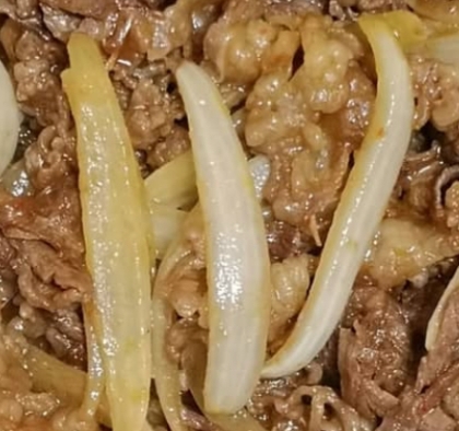 牛肉　切り落とし　と　玉葱の炒め物