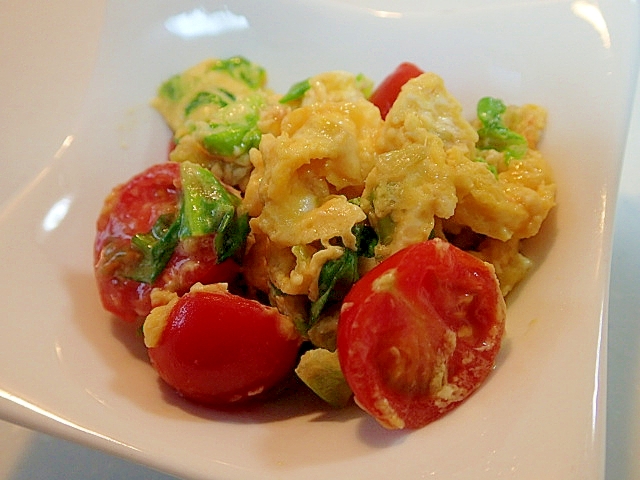 サラダ菜とプチトマトの洋風卵炒め