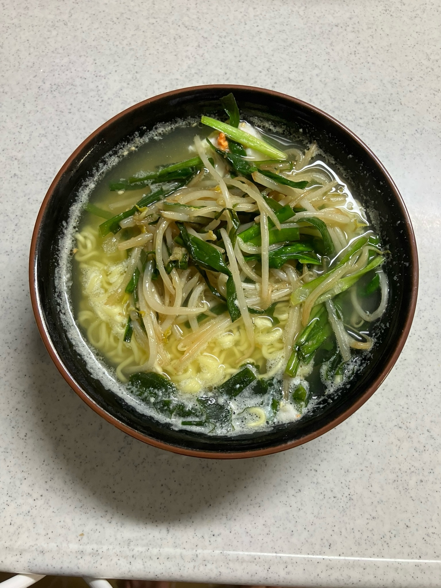 もやしとニラのせラーメン