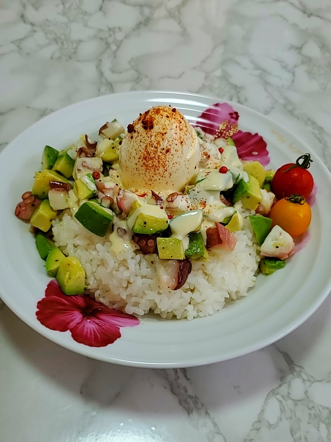 タコとアボカドのウフマヨ丼