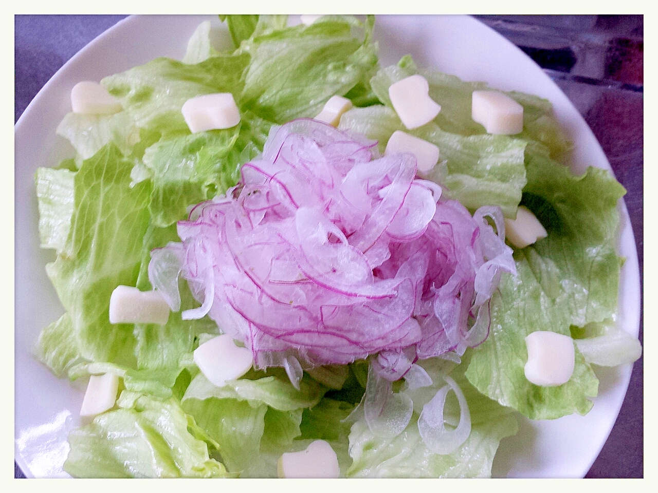 紫玉ねぎとレタスとチーズのサラダ