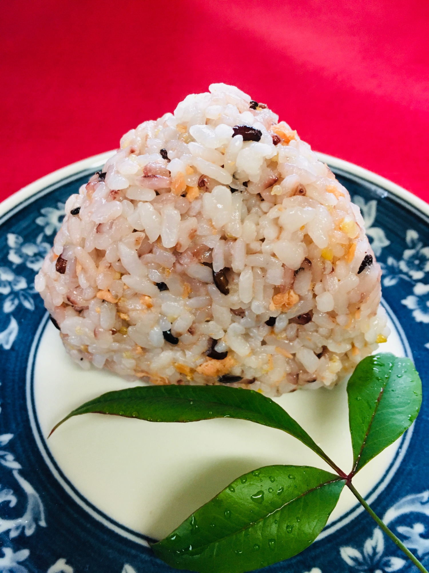 雑穀ご飯と鮭の塩むすび