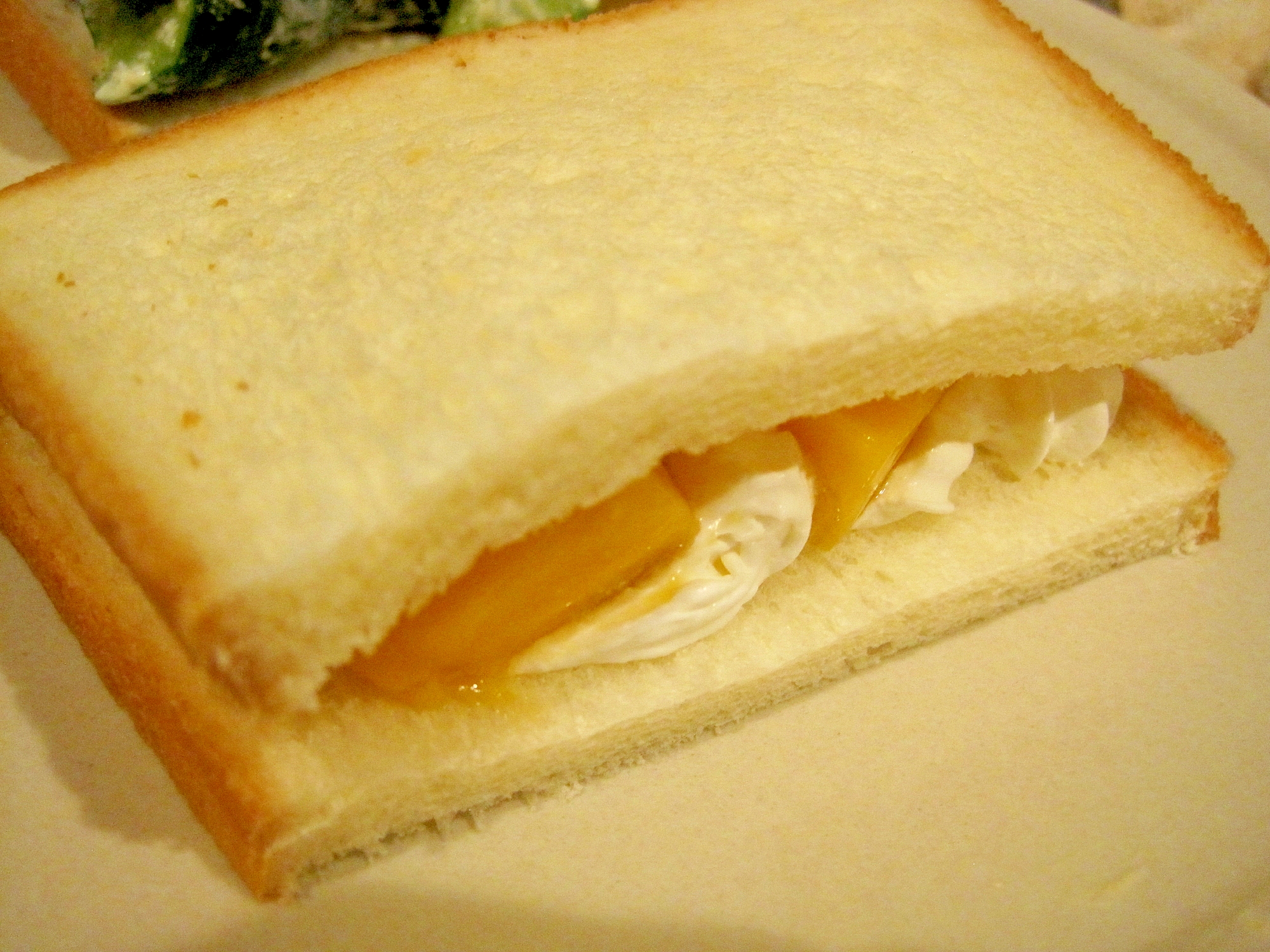 マンゴーとカッテージチーズのサンドイッチ