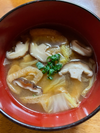 油揚げ・椎茸・白菜・ねぎの味噌汁