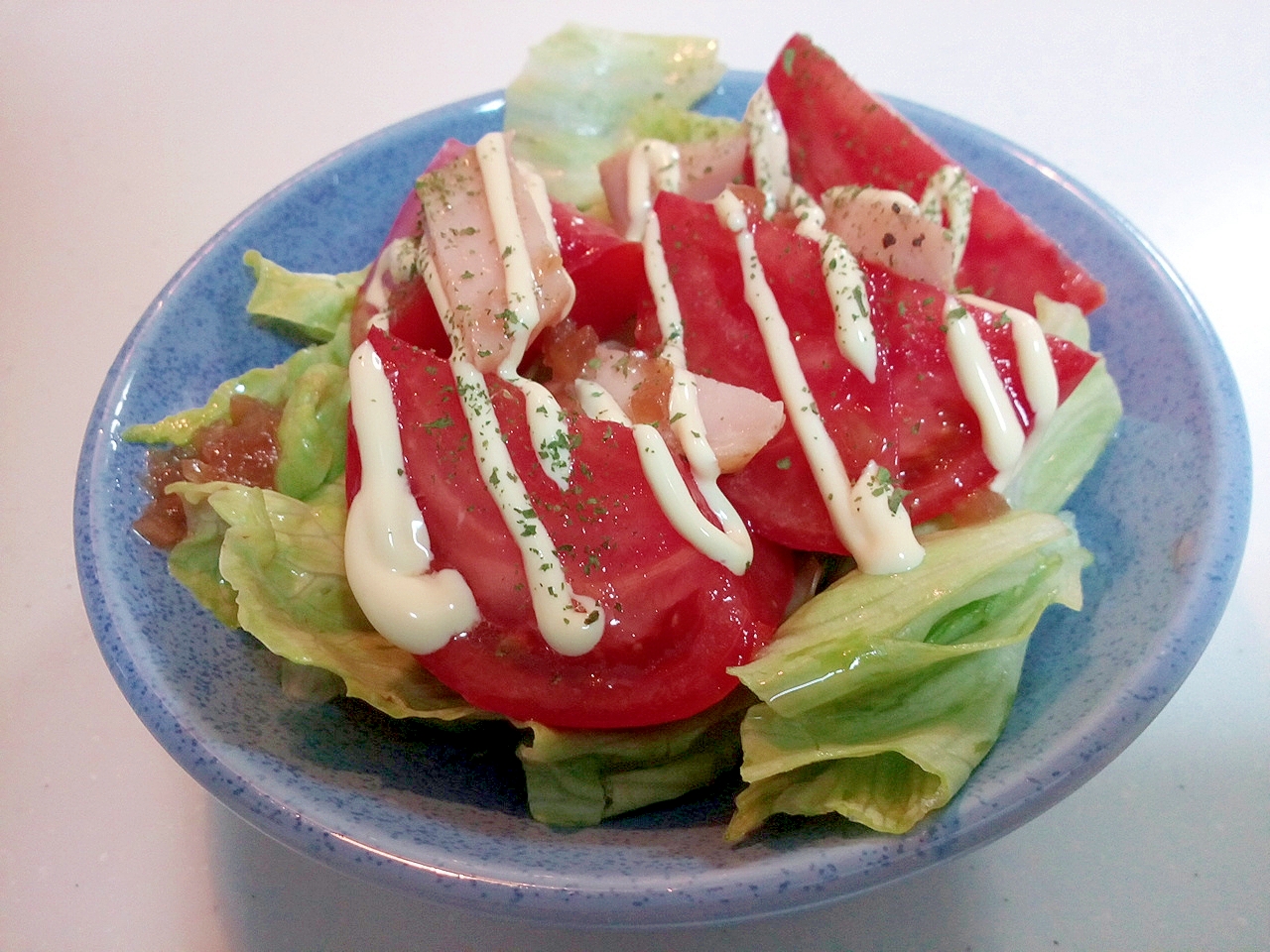 レタスとトマトとサラダチキンのサラダ