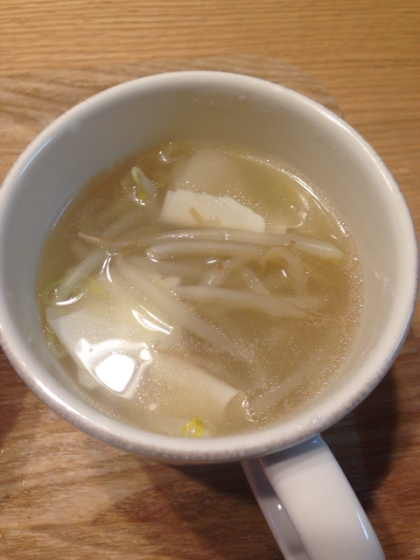 ワンタンの皮入りベビーコーンとモヤシの中華スープ