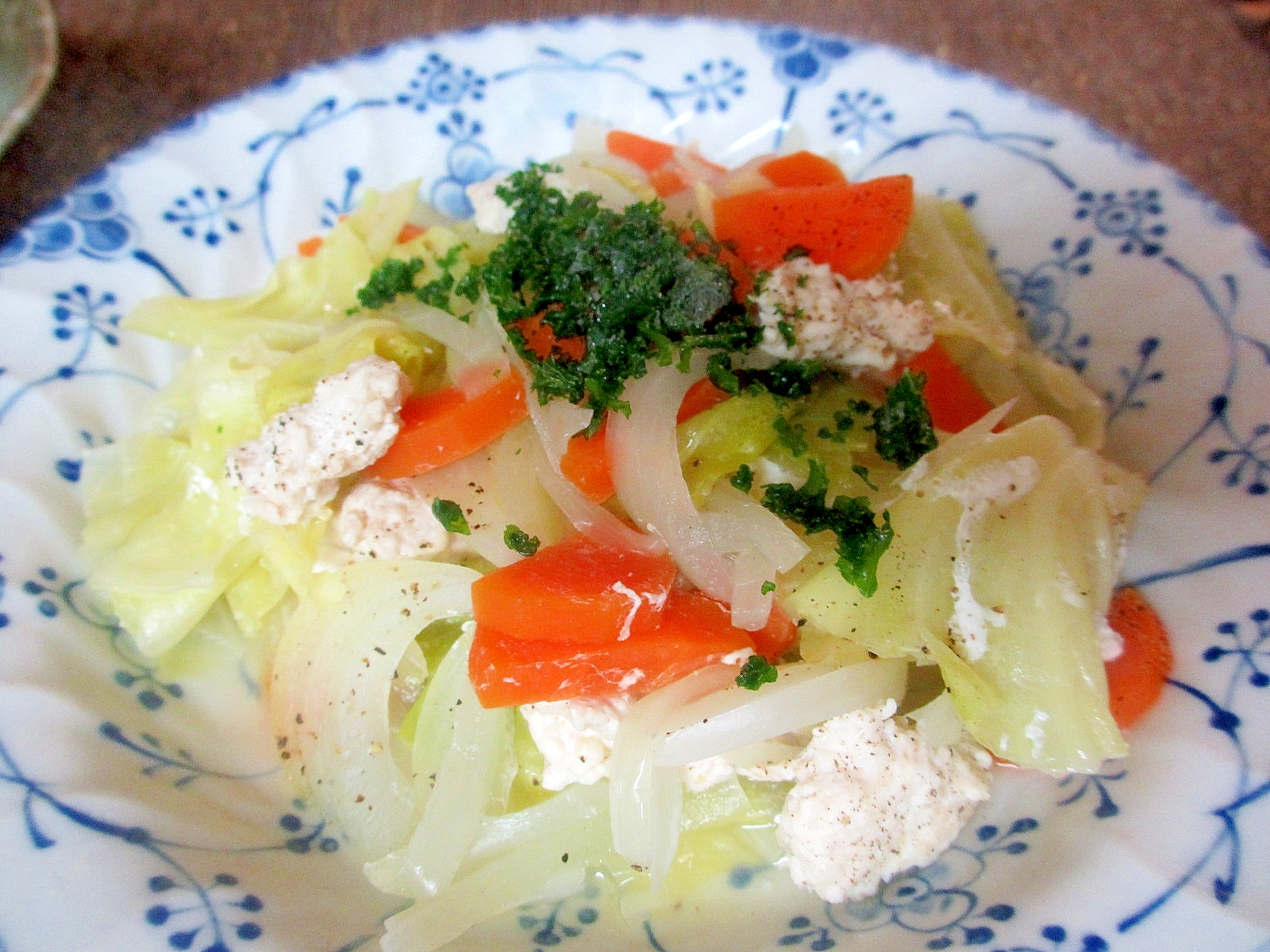 鶏ひき肉とにんじん、キャベツの重ね蒸し