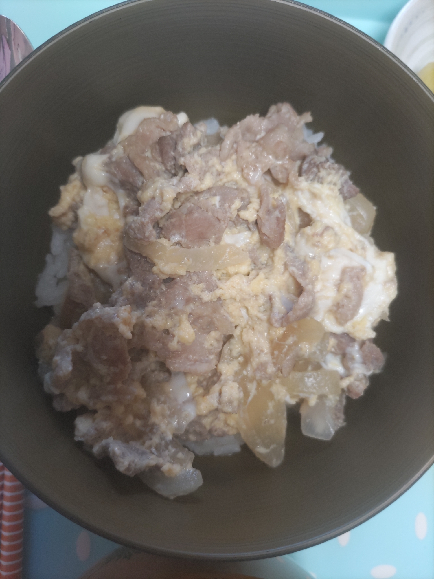 豚肉と新玉ねぎの卵とじ丼