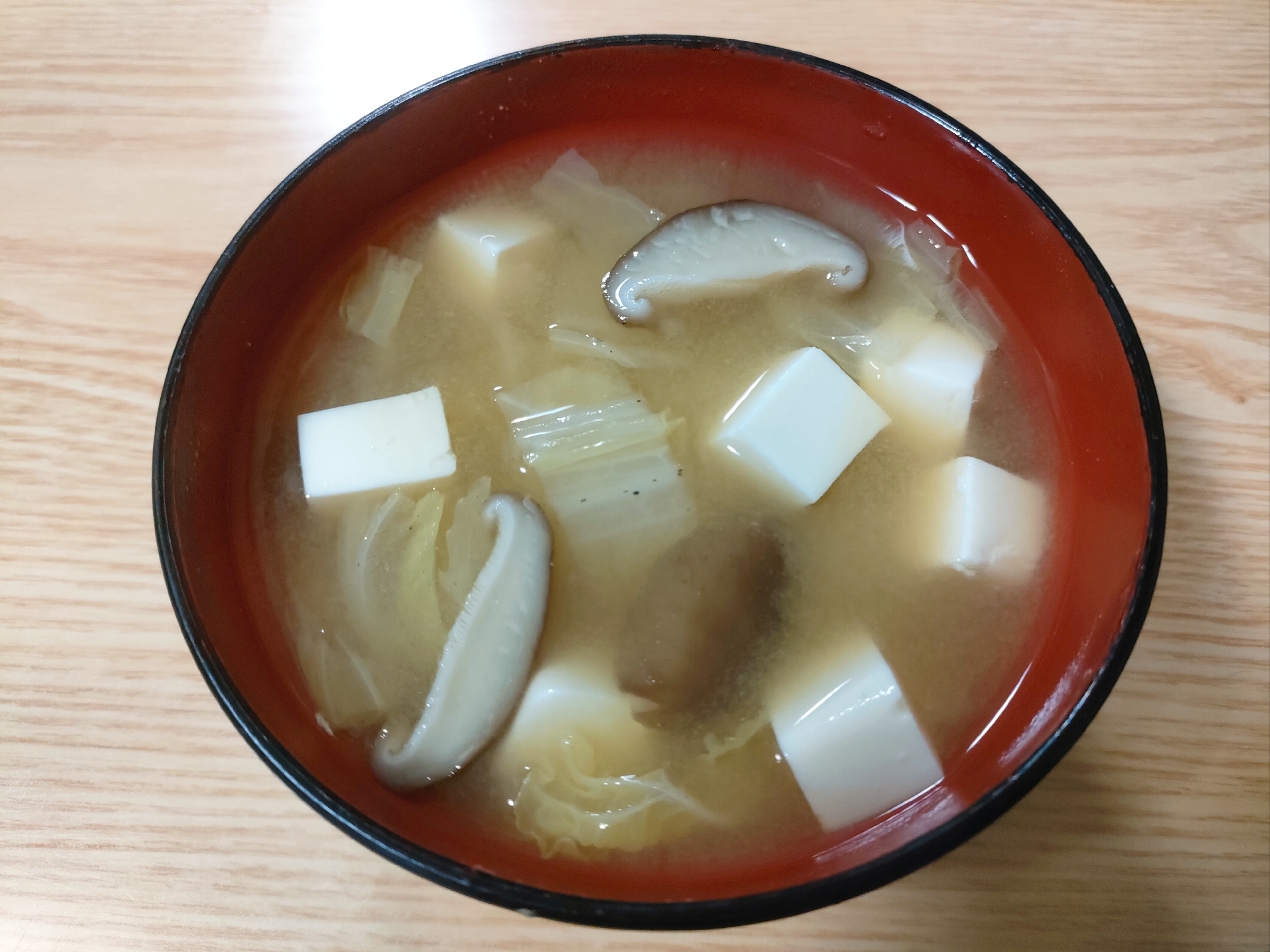 豆腐と白菜と椎茸の味噌汁