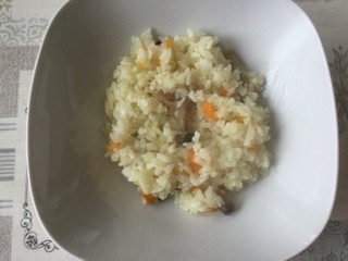 炊飯器で❤ピラフ風の炊き込みご飯（キャベツ芯入り）