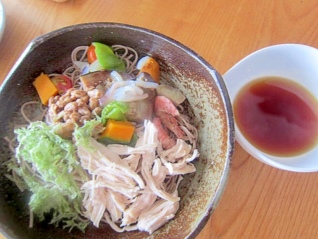 鶏と納豆野菜烏賊刺身蕎麦