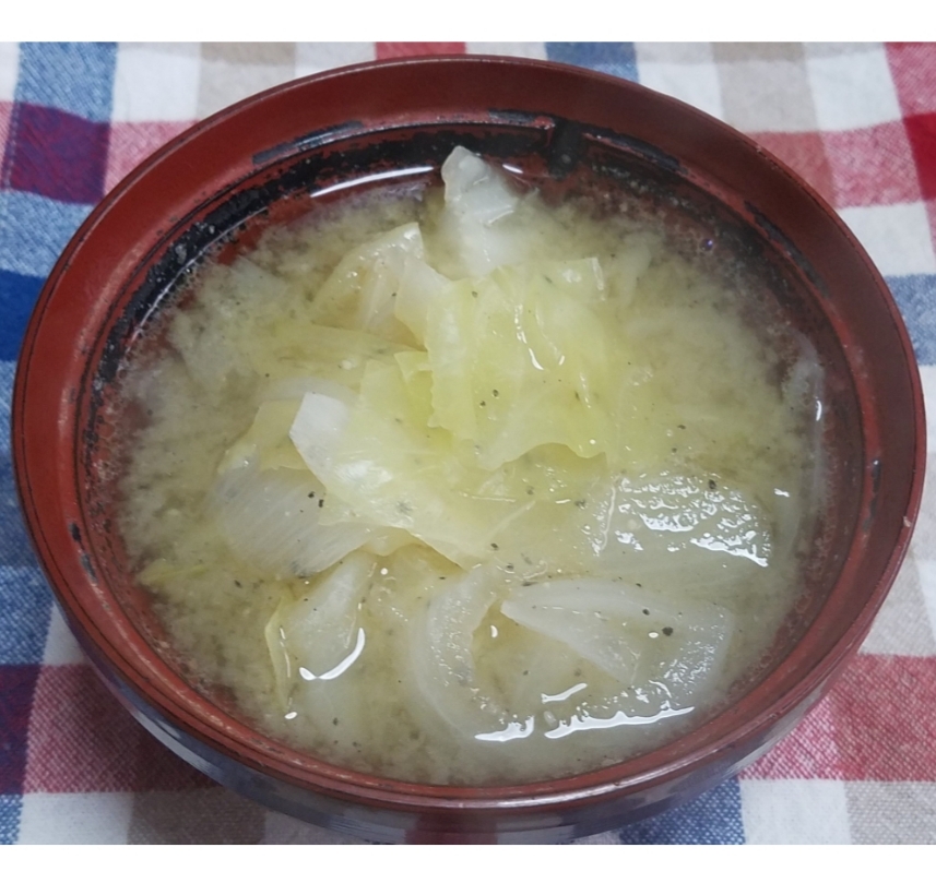 ごま油でさらに美味しい！キャベツの味噌汁