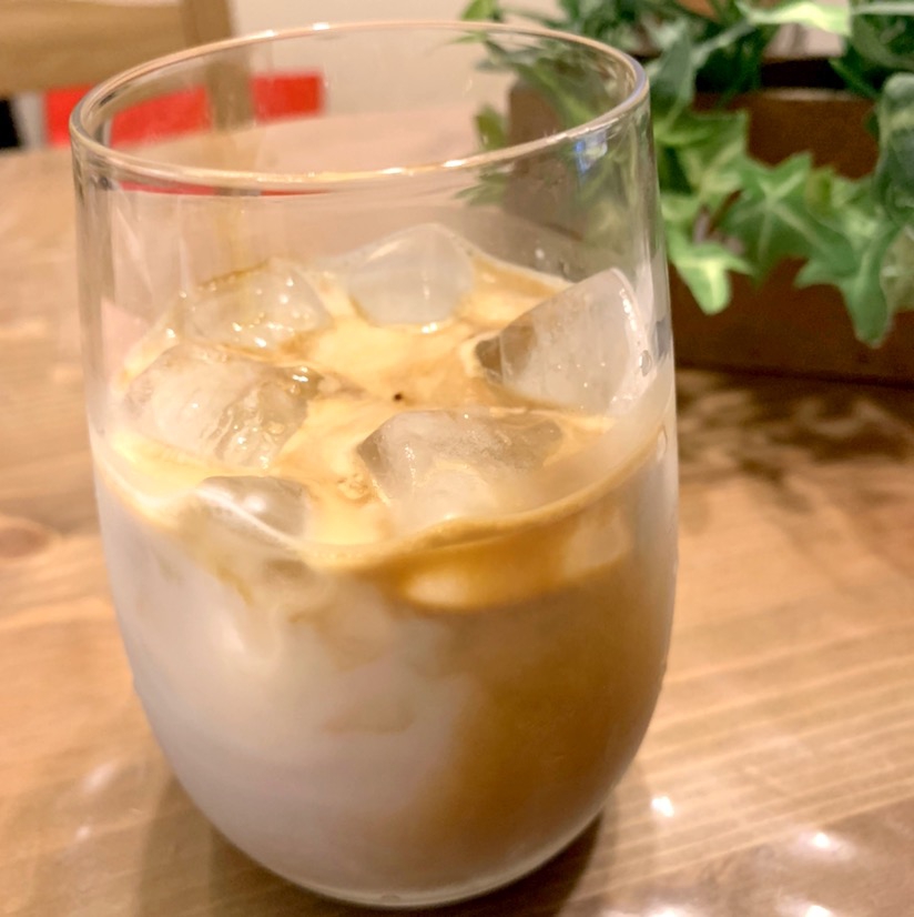 牛乳で濃厚アイスカフェラテ