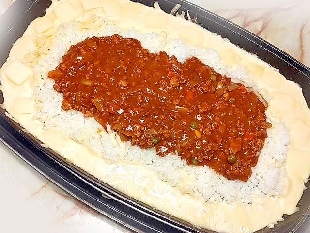 国産チーズの海を泳ぐ？ホットプレートでドライカレー