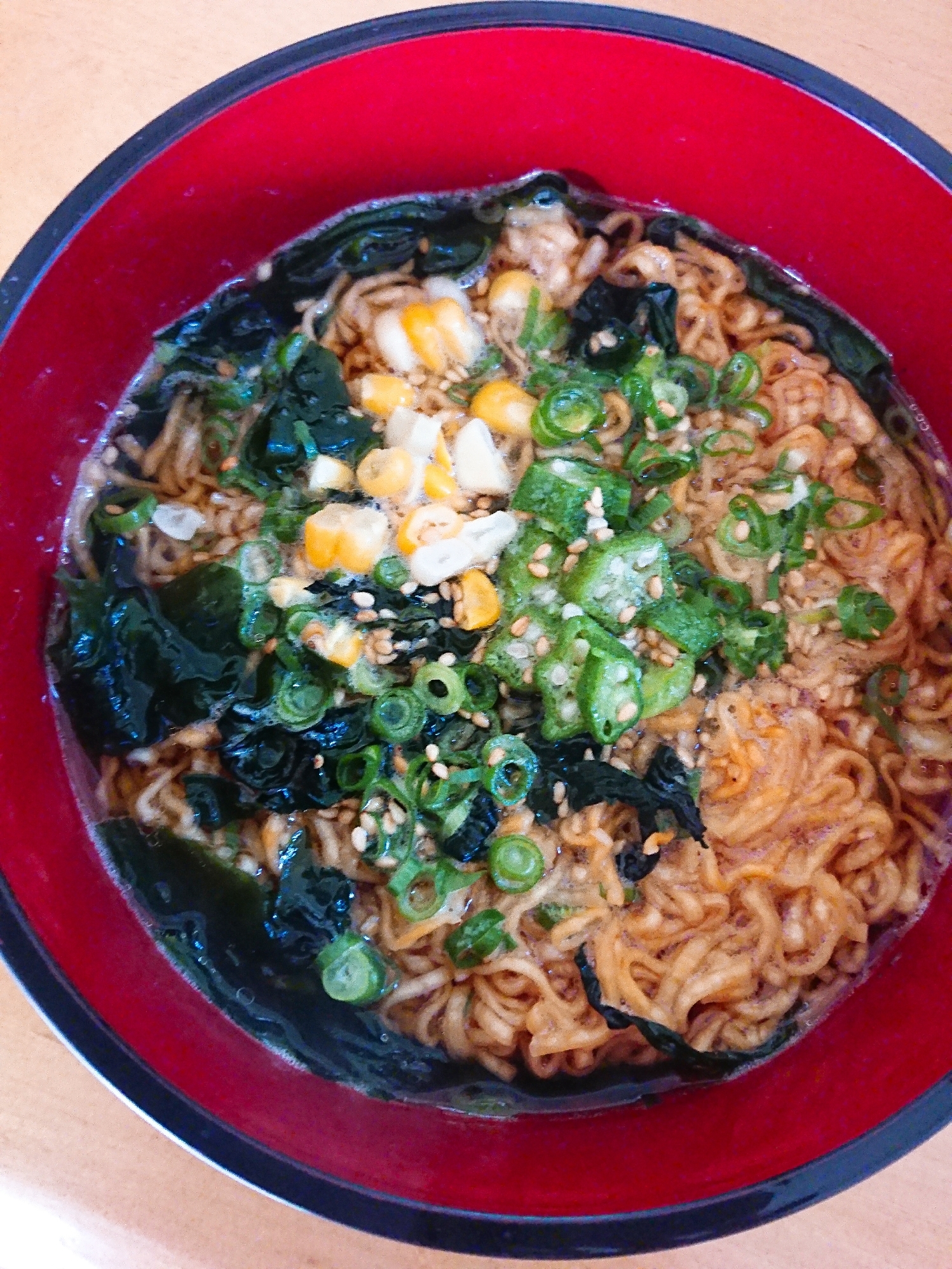 わかめとオクラとコーンのチキンラーメン