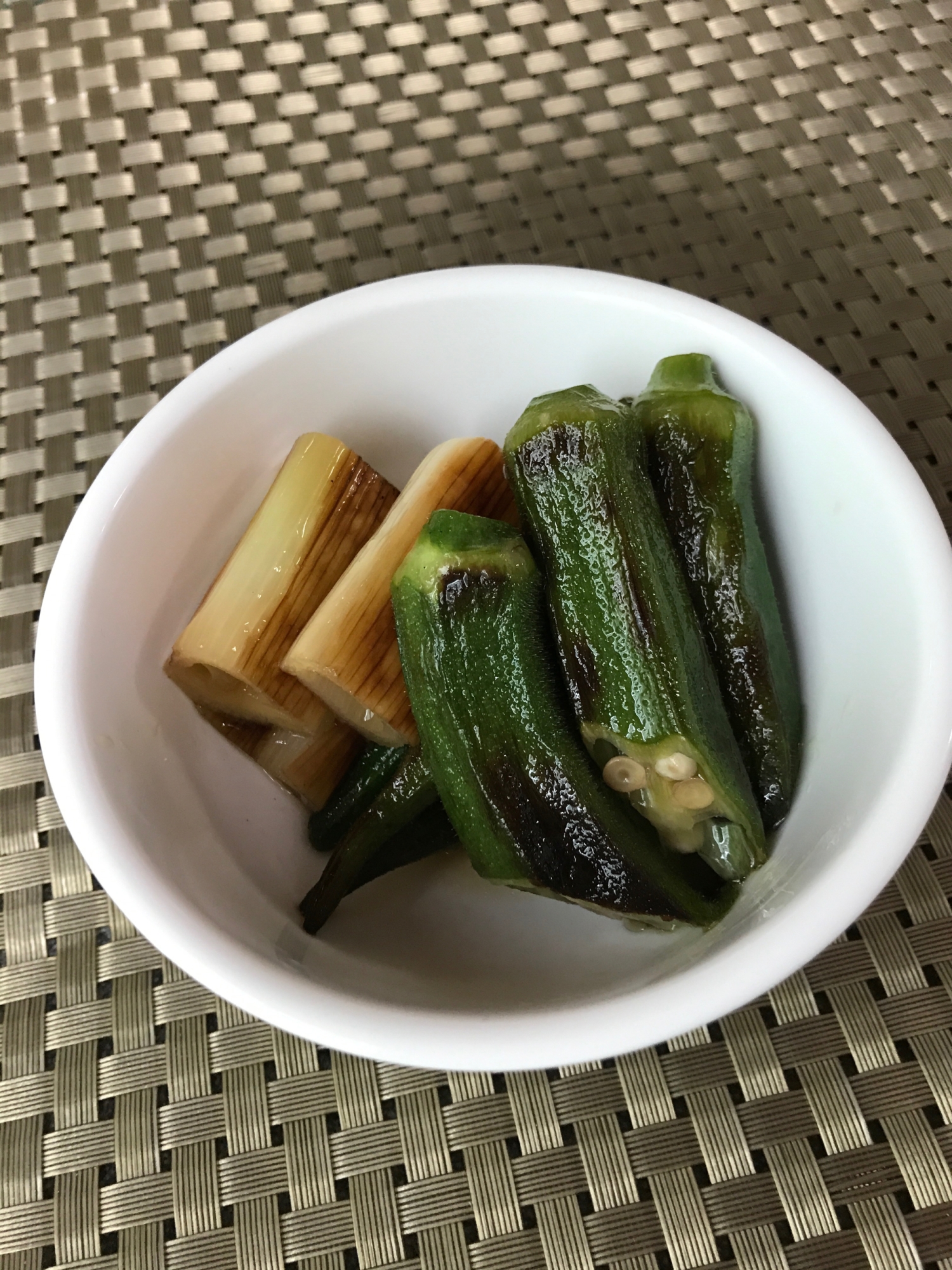 麺つゆで簡単！オクラとネギの焼き浸し