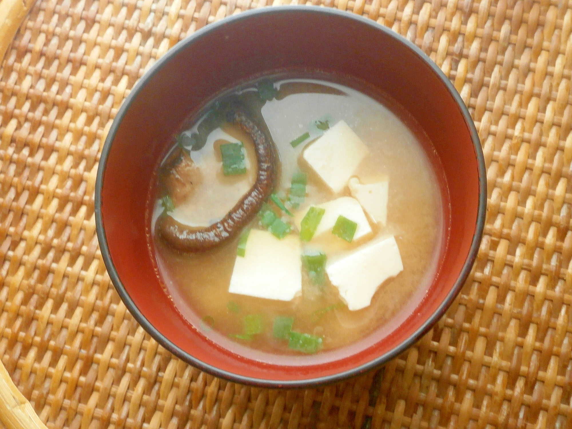 豆腐・しいたけの味噌汁